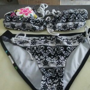 Victoria secret bathing suits med